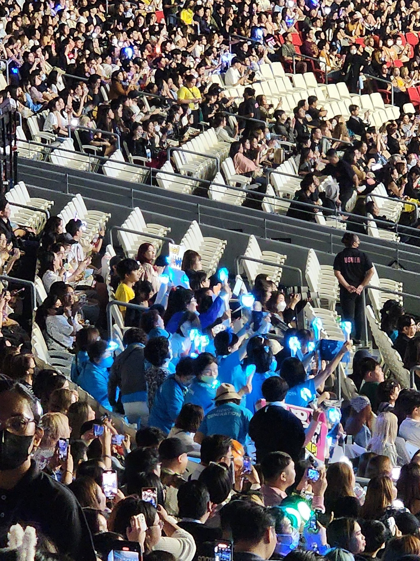 Hình ảnh fan Hàn của Lim Young Woong tới Philippines, "thắp xanh" một vùng khán đài khiến cư dân mạng thích thú, tự hào rằng đây chính là hình ảnh bản thân khi tới độ tuổi trung niên vẫn nhiệt huyết "đu idol". Hình ảnh fan Hàn của Lim Young Woong tới Philippines, "thắp xanh" một vùng khán đài khiến cư dân mạng thích thú, tự hào rằng đây chính là hình ảnh bản thân khi tới độ tuổi trung niên vẫn nhiệt huyết "đu idol".