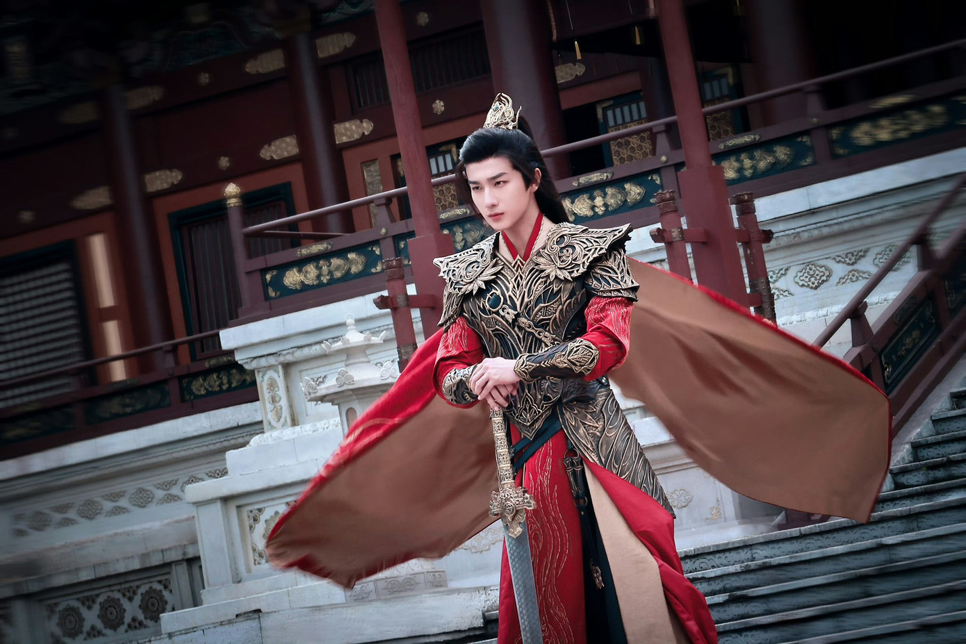 Lý Hoành Nghị xuất hiện vài phút nhưng vẫn làm khán giả &quot;điêu đứng&quot; vì độ &quot;chiến&quot; chuẩn bậc đế vương. Loạt ảnh mà studio chia sẻ cũng gây mê vì tạo hình đẹp đến &quot;bóng lưng cũng ngầu&quot;.