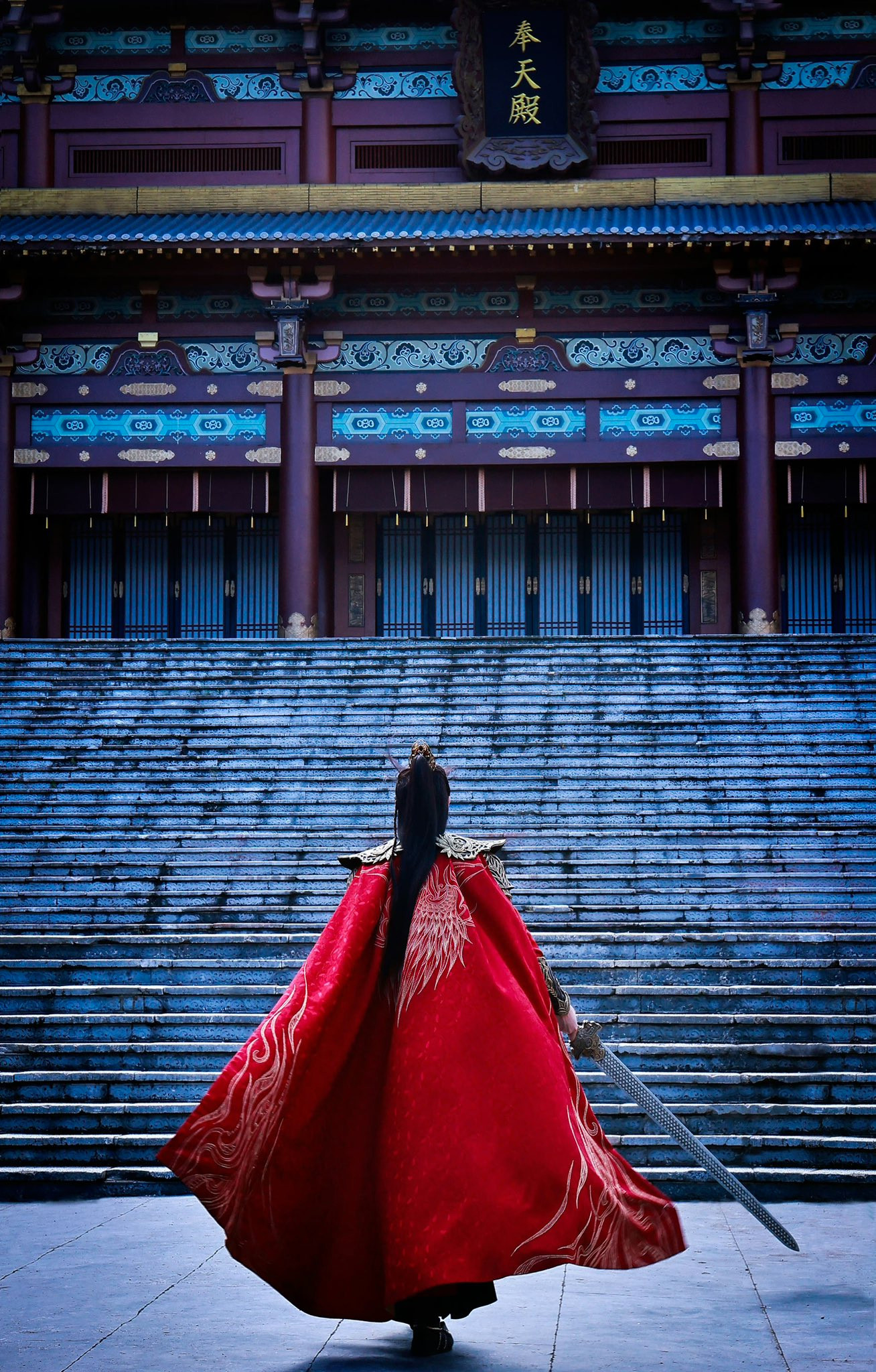 Lý Hoành Nghị xuất hiện vài phút nhưng vẫn làm khán giả &quot;điêu đứng&quot; vì độ &quot;chiến&quot; chuẩn bậc đế vương. Loạt ảnh mà studio chia sẻ cũng gây mê vì tạo hình đẹp đến &quot;bóng lưng cũng ngầu&quot;.