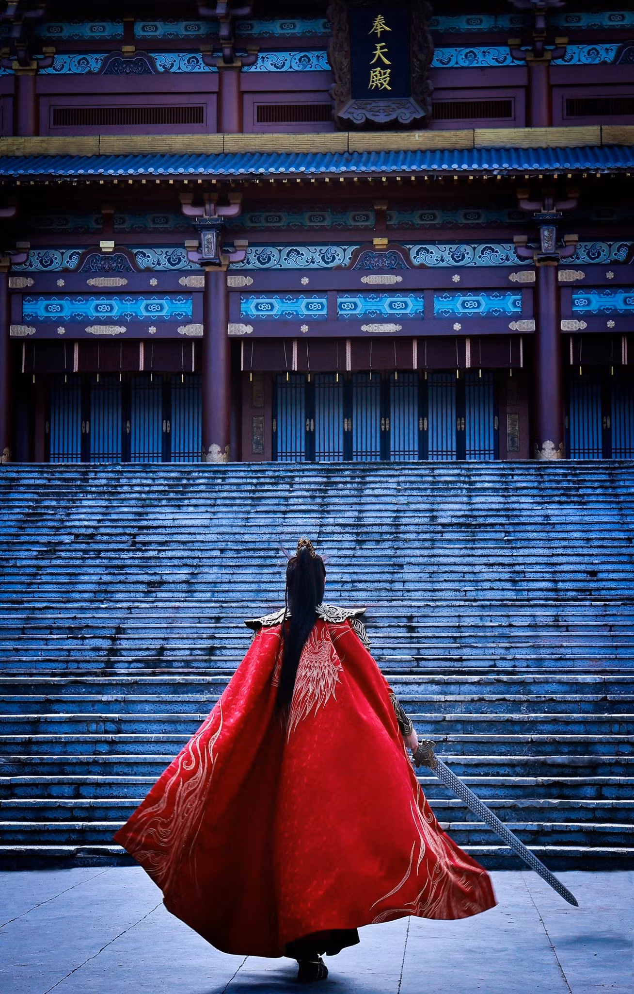 Lý Hoành Nghị xuất hiện vài phút nhưng vẫn làm khán giả "điêu đứng" vì độ "chiến" chuẩn bậc đế vương. Loạt ảnh mà studio chia sẻ cũng gây mê vì tạo hình đẹp đến "bóng lưng cũng ngầu".