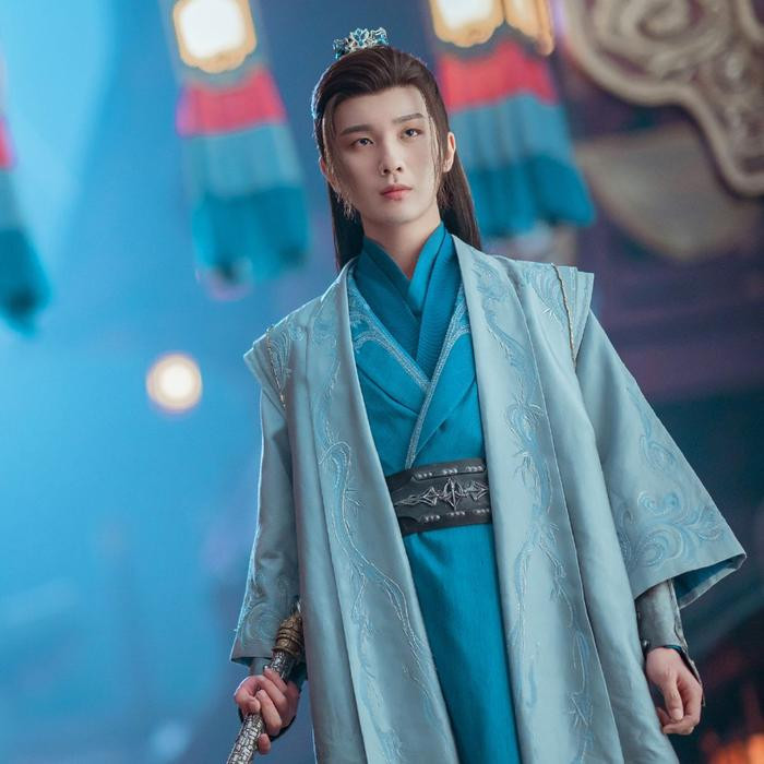 Vì đều là Lý Hoành Nghị thủ vai nên có thể nói vui Tiêu Sắt giống với "cụ tổ" Tiêu Nghị từ ngoại hình cho tới khí khái xuất chúng.