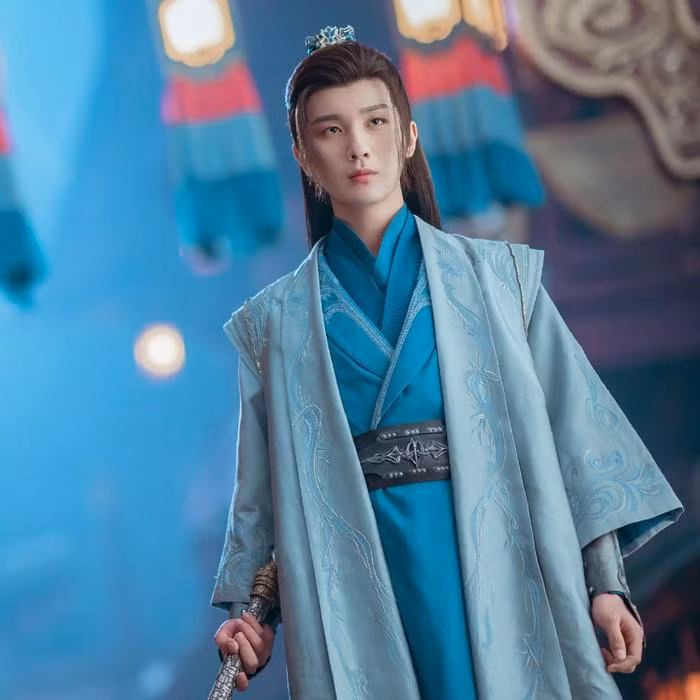 Vì đều là Lý Hoành Nghị thủ vai nên có thể nói vui Tiêu Sắt giống với "cụ tổ" Tiêu Nghị từ ngoại hình cho tới khí khái xuất chúng.