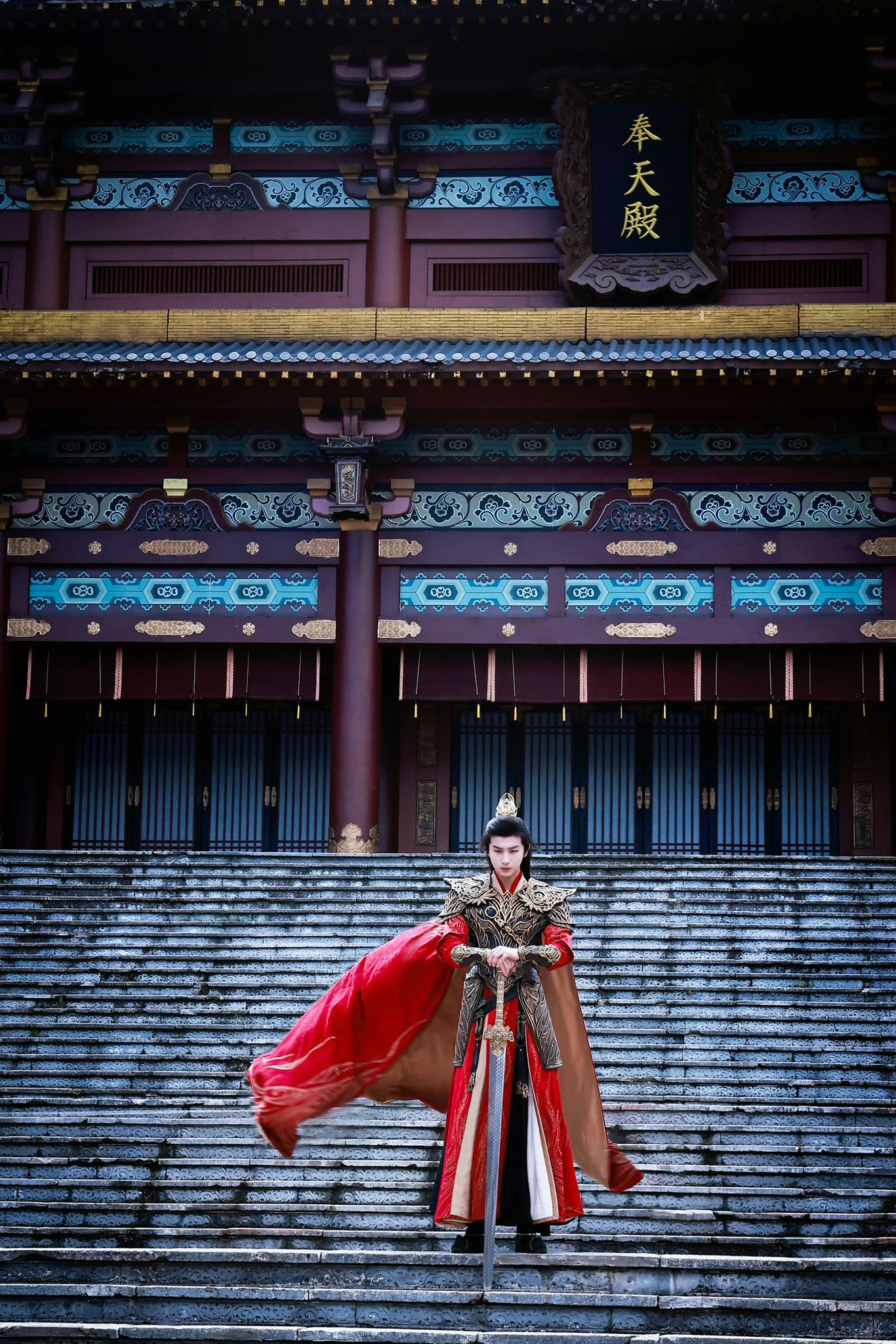 Lý Hoành Nghị xuất hiện vài phút nhưng vẫn làm khán giả &quot;điêu đứng&quot; vì độ &quot;chiến&quot; chuẩn bậc đế vương. Loạt ảnh mà studio chia sẻ cũng gây mê vì tạo hình đẹp đến &quot;bóng lưng cũng ngầu&quot;.