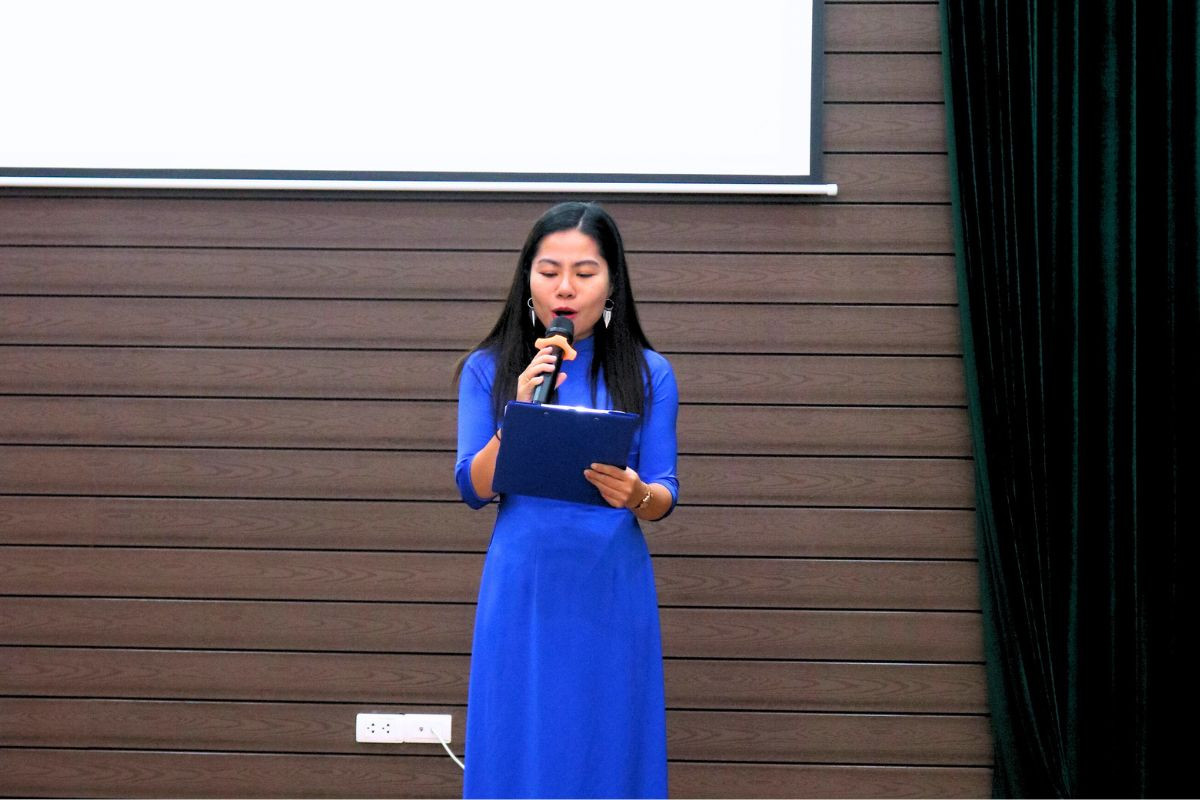 Cô Tổng phụ trách Nguyễn Thị Hồng dẫn dắt chương trình, cũng là người hỗ trợ các thí sinh.