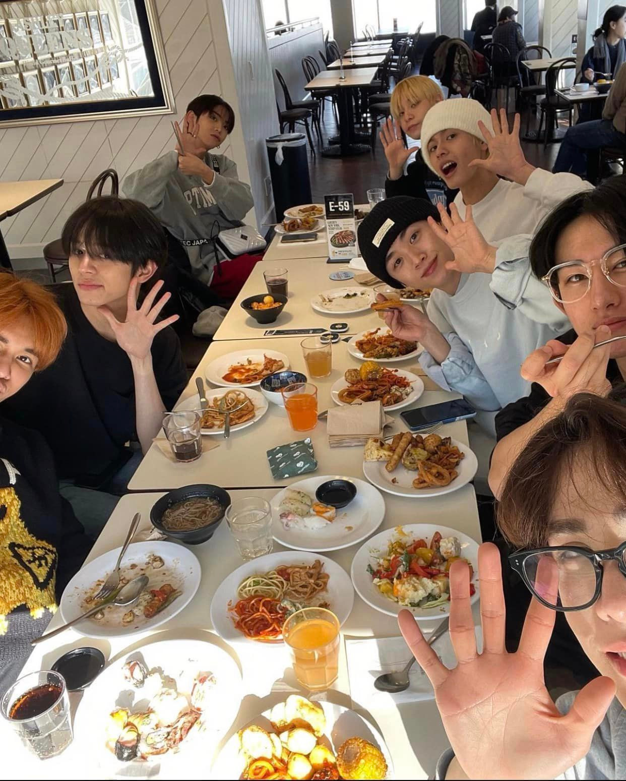 Hồng Hải cũng có mặt trong bức ảnh đi ăn cùng các TTS được Thành Công chia sẻ. Hồng Hải cũng có mặt trong bức ảnh đi ăn cùng các TTS được Thành Công chia sẻ.