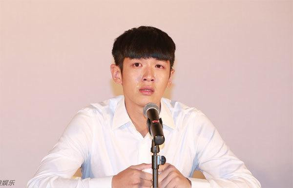 Kha Chấn Đông nghẹn ngào xin lỗi khán giả sau scandal. Kha Chấn Đông nghẹn ngào xin lỗi khán giả sau scandal.