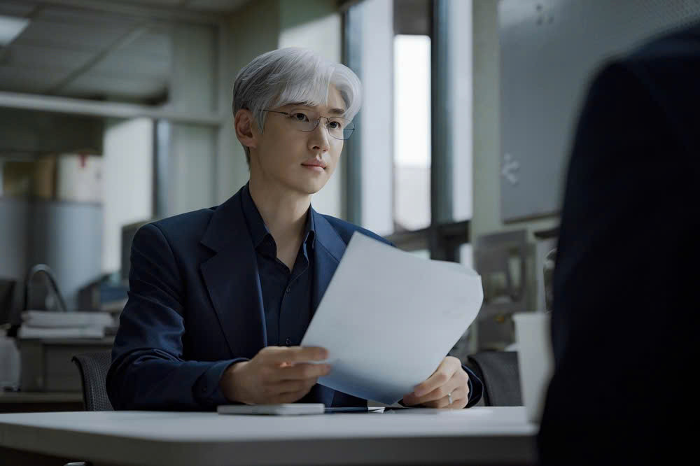 Khi được đạo diễn Ahn Pan Seok gợi ý để tóc bạch kim, Lee Je Hoon cho biết anh đã do dự và cũng thừa nhận rằng sự thay đổi lớn này là một thách thức.