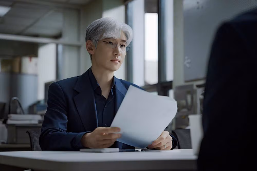 Khi được đạo diễn Ahn Pan Seok gợi ý để tóc bạch kim, Lee Je Hoon cho biết anh đã do dự và cũng thừa nhận rằng sự thay đổi lớn này là một thách thức. Khi được đạo diễn Ahn Pan Seok gợi ý để tóc bạch kim, Lee Je Hoon cho biết anh đã do dự và cũng thừa nhận rằng sự thay đổi lớn này là một thách thức.