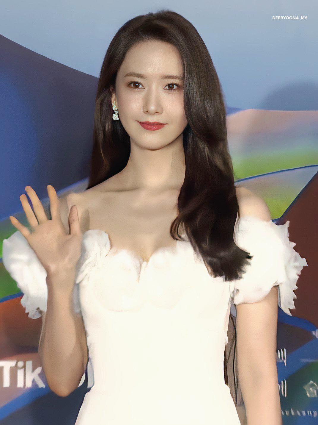 Yoona (SNSD) cũng xuất hiện trong bộ váy trắng, visual vẫn đỉnh như mọi khi.