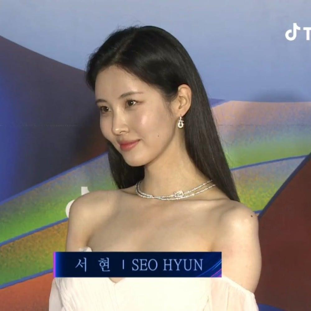 Seohyun (SNSD) cũng chẳng kém cạnh người chị, xinh đẹp và sang trọng trong chiếc đầm hở vai tinh tế.