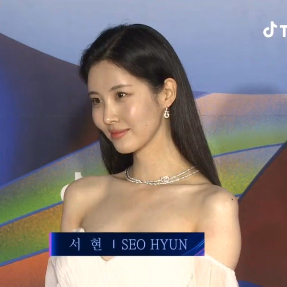Seohyun (SNSD) cũng chẳng kém cạnh người chị, xinh đẹp và sang trọng trong chiếc đầm hở vai tinh tế.