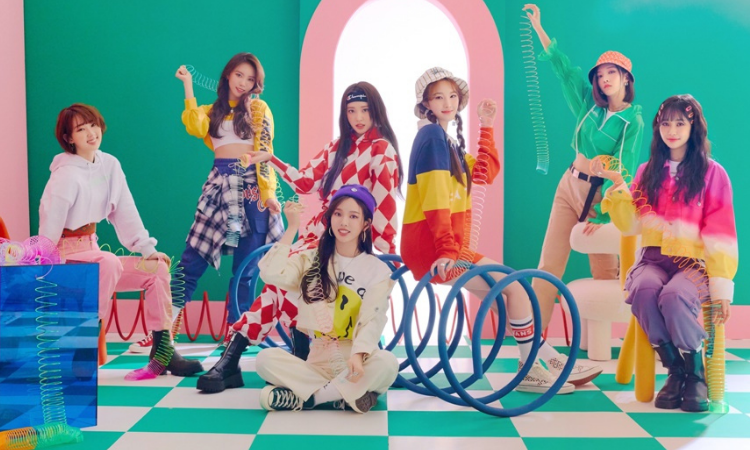 After School có thể coi là dấu mốc sáng giá đầu tiên trong sự nghiệp của Weeekly. Không chỉ sở hữu lượt xem MV lẫn lượt lượt nghe nhạc số khả quan, dance challenge của After School cũng được yêu thích trên TikTok.