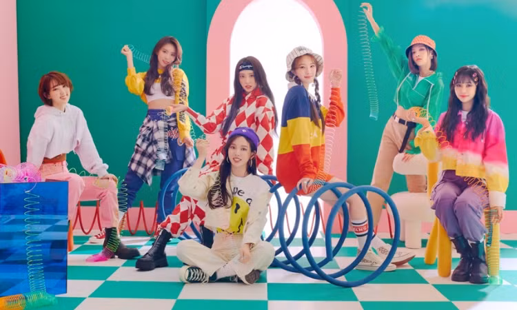 After School có thể coi là dấu mốc sáng giá đầu tiên trong sự nghiệp của Weeekly. Không chỉ sở hữu lượt xem MV lẫn lượt lượt nghe nhạc số khả quan, dance challenge của After School cũng được yêu thích trên TikTok.