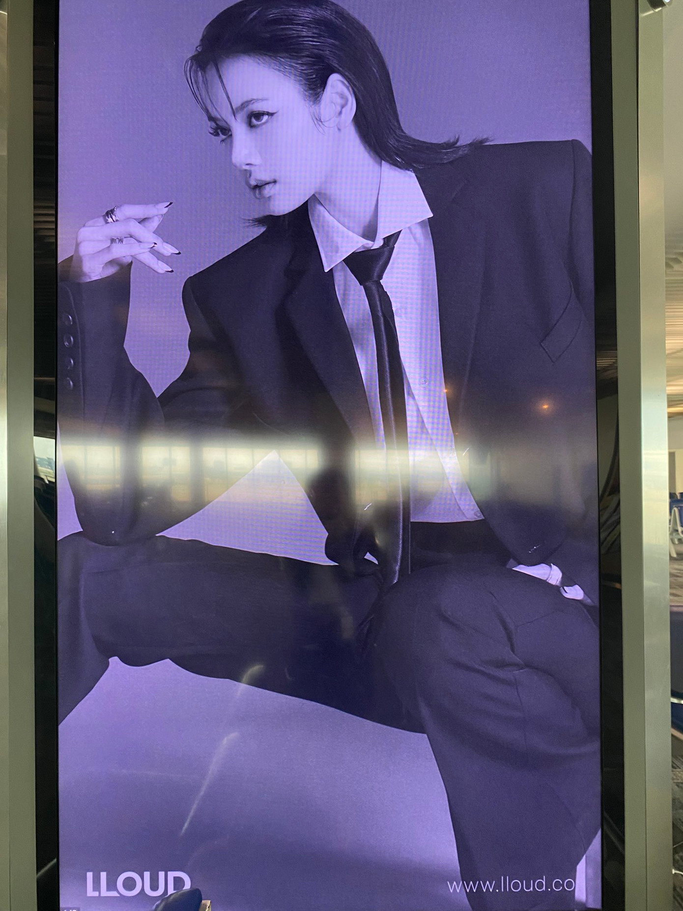 Biển quảng cáo cho label riêng của Lisa cũng đang làm fan náo loạn.