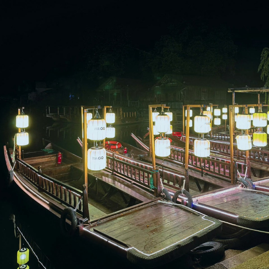 Cận cảnh chiếc thuyền được cho là sẽ đón khách mời tới trung tâm GQ Thịnh Điển ngày mai.