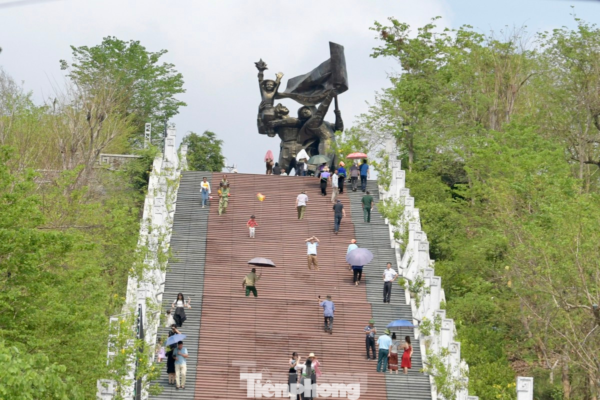 Tượng đài Chiến thắng Điện Biên Phủ liên tục đón du khách ghé thăm những ngày này. Tượng đài Chiến thắng Điện Biên Phủ liên tục đón du khách ghé thăm những ngày này.
