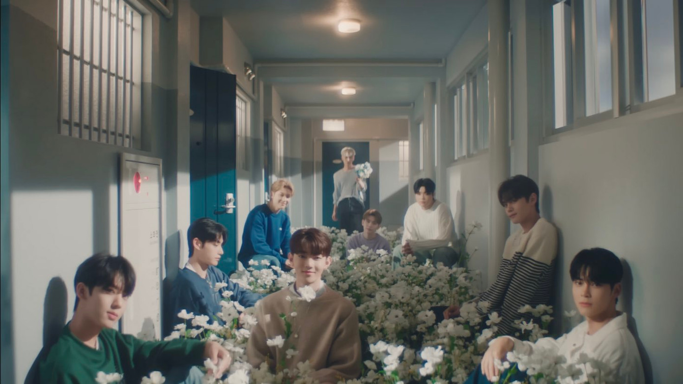 Đúng với mong ước "nở rộ", MV In Bloom tràn ngập sắc hoa. Đúng với mong ước "nở rộ", MV In Bloom tràn ngập sắc hoa.