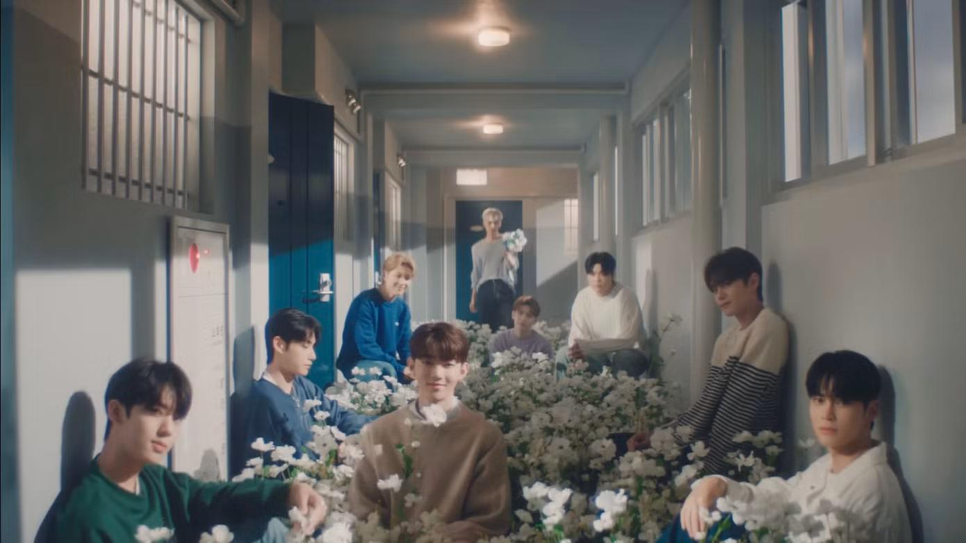 Đúng với mong ước "nở rộ", MV In Bloom tràn ngập sắc hoa.