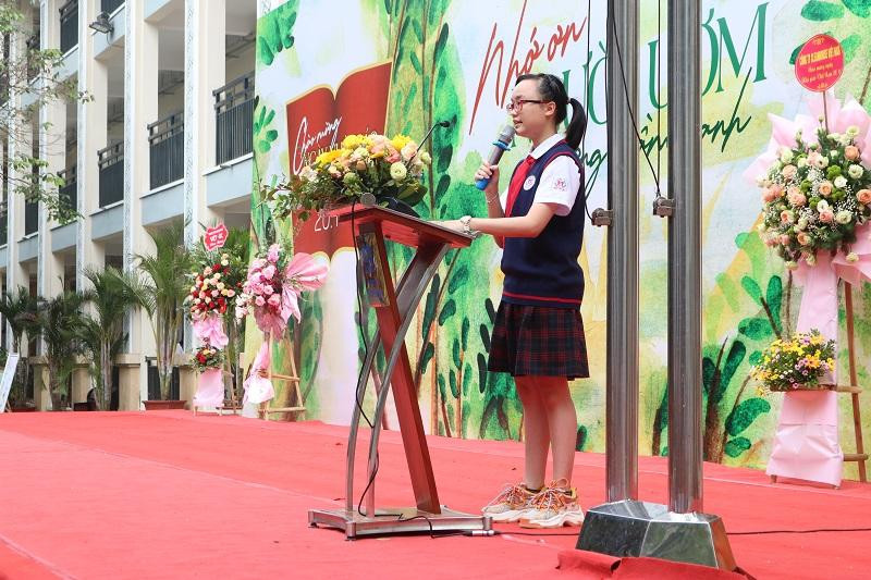 Gia Linh - một trong những học sinh xuất sắc nhất của lớp 9A được chọn để đại diện các học sinh phát biểu cảm nghĩ.