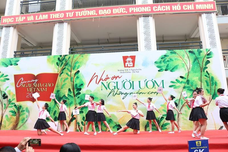 Văn nghệ là phần không thể thiếu trong những lễ kỷ niệm.