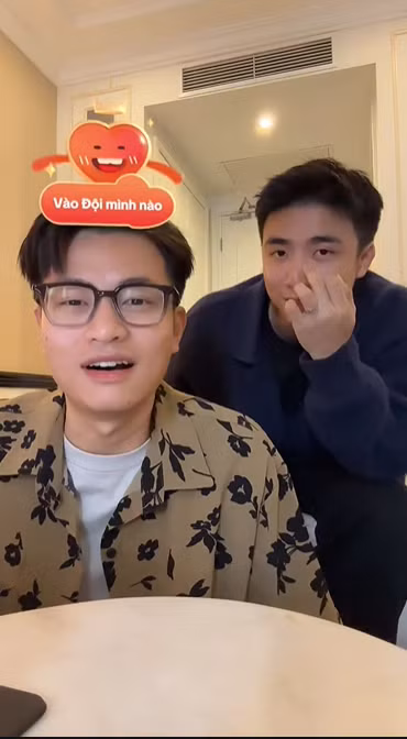 Buổi livestream diễn ra trong khoảng 1 tiếng, tranh thủ thời gian nghỉ trưa trước khi vào giờ làm của "chú Ninh".