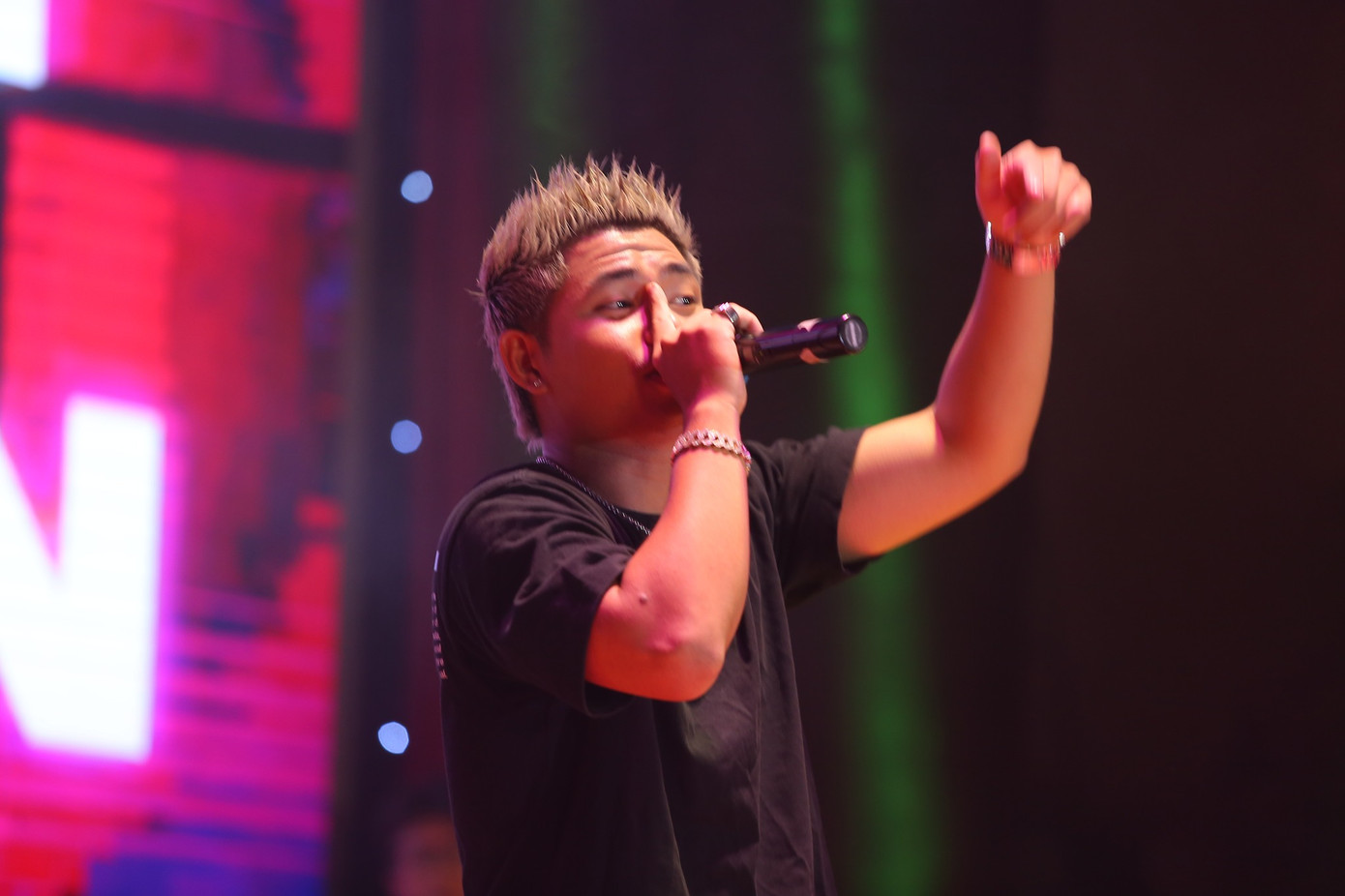 Rapper TEZ phiêu trên nền beat cực cháy. Rapper TEZ phiêu trên nền beat cực cháy.