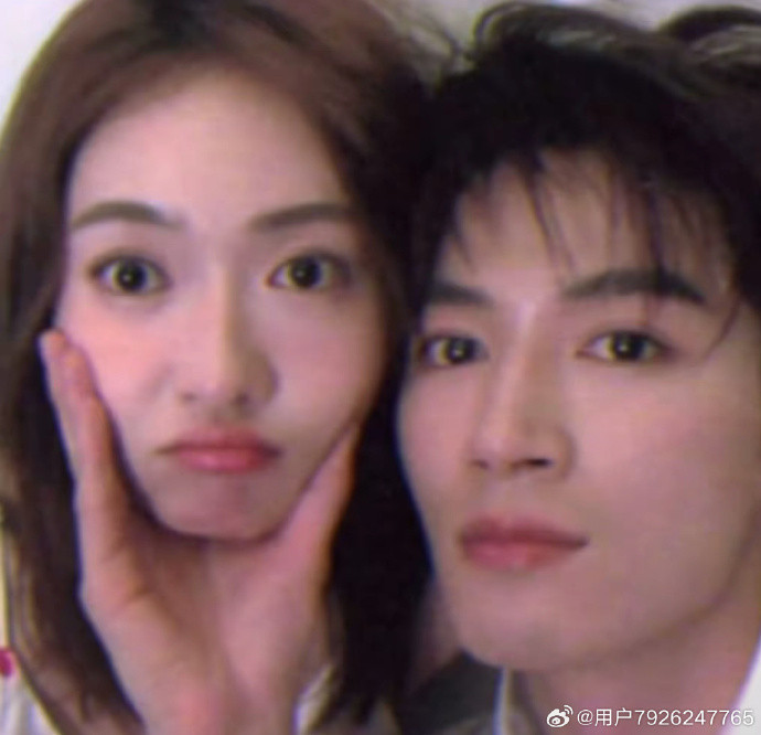 Bàn tay "bự chảng" của Vương Tinh Việt khi nựng má Ngô Cẩn Ngôn cũng làm fan xuyến xao. Bàn tay "bự chảng" của Vương Tinh Việt khi nựng má Ngô Cẩn Ngôn cũng làm fan xuyến xao.