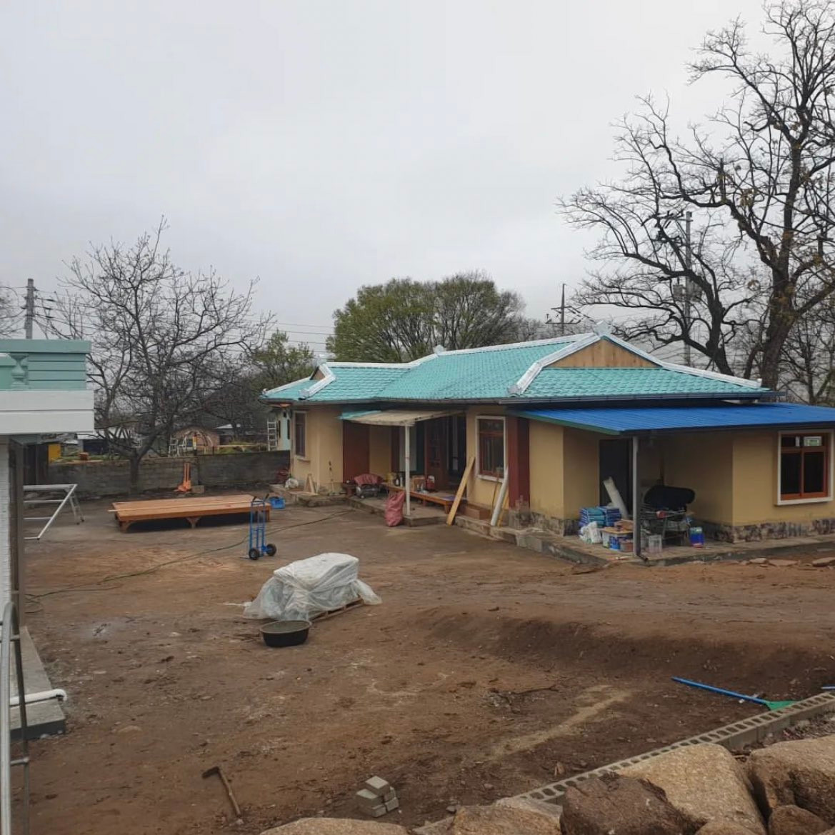 Siêu thị nơi hò hẹn của Baek - Hong và nhà của Hyun Woo được đội sản xuất dựng lên cho các set quay tại làng Yongdo.