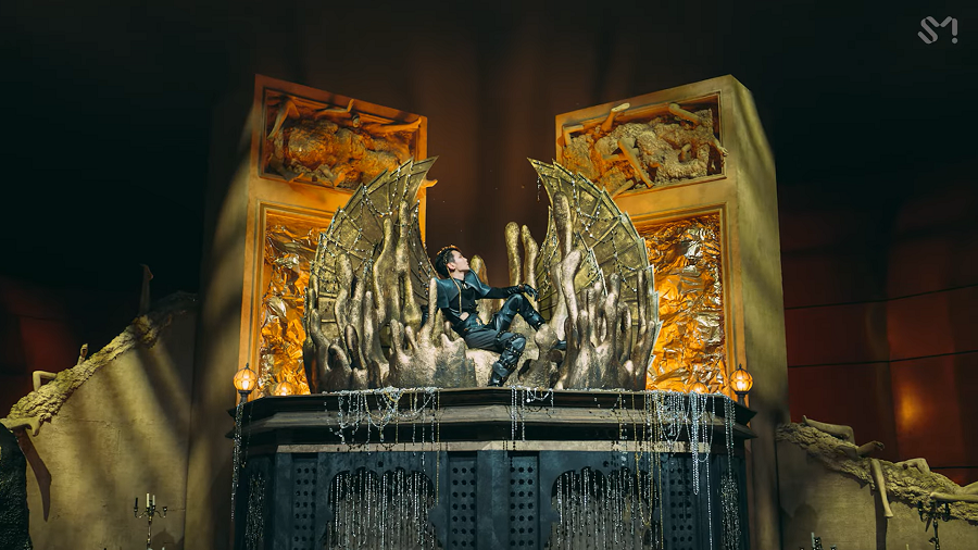 MV của Gasoline cũng khiến người xem choáng ngợp với độ đầu tư từ đồ họa đến phục trang, dựng bối cảnh.