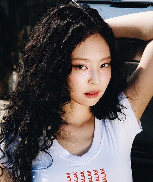 Trong MV ra mắt SOLO, nữ ca sĩ cũng ghi hình cùng một chiếc xe cổ - Toyota MR2 màu trắng. Trong MV ra mắt SOLO, nữ ca sĩ cũng ghi hình cùng một chiếc xe cổ - Toyota MR2 màu trắng.