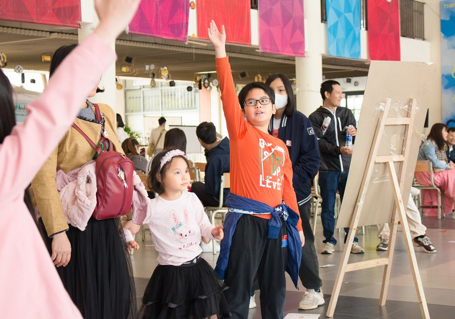 "Spring-kles" là sự kết hợp giữa "spring" - mùa Xuân và "sprinkles" - những hạt cốm đường nhiều màu. Đúng như tên gọi, Science Fair 2023: Spring-kles muốn mang tới những trải nghiệm mới mẻ, đa dạng như không khí Xuân về. "Spring-kles" là sự kết hợp giữa "spring" - mùa Xuân và "sprinkles" - những hạt cốm đường nhiều màu. Đúng như tên gọi, Science Fair 2023: Spring-kles muốn mang tới những trải nghiệm mới mẻ, đa dạng như không khí Xuân về.