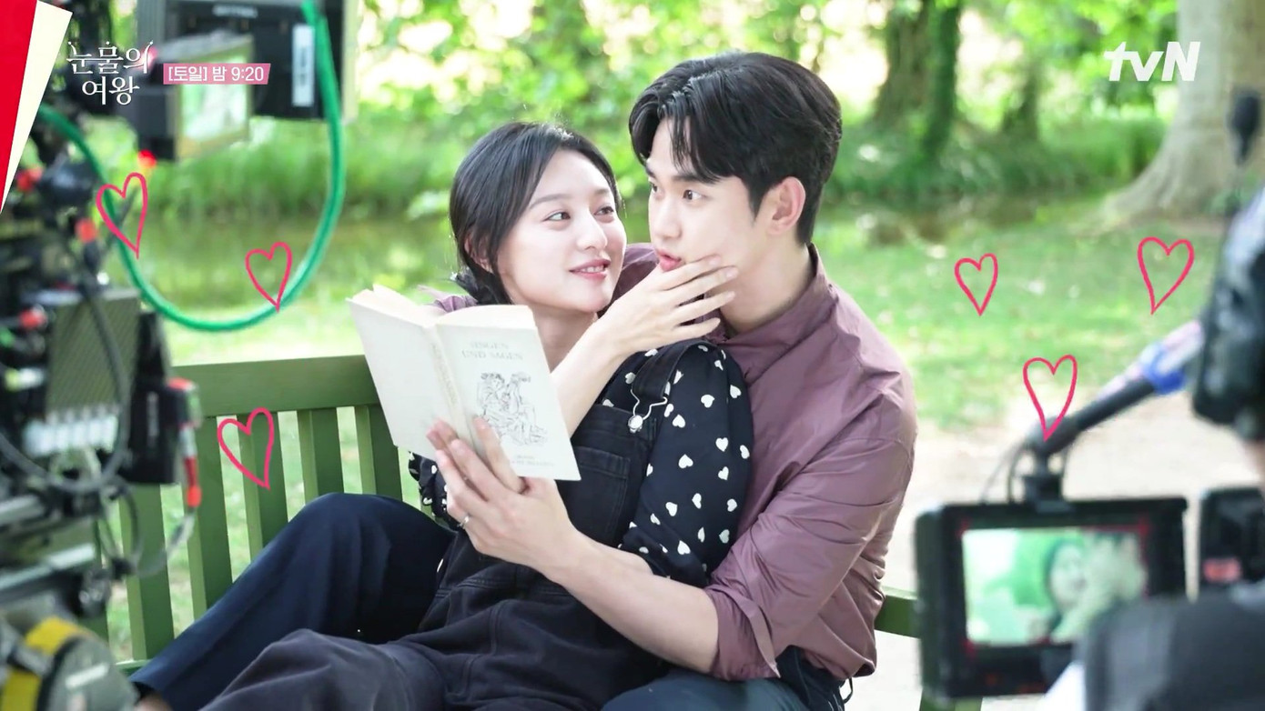 Kim Ji Won ngồi trong lòng của Kim Soo Hyun trêu ghẹo, nhéo má anh... Nhưng lên phim và ảnh still cut chỉ là một đọc sách rất yên bình và lãng mạn. Kim Ji Won ngồi trong lòng của Kim Soo Hyun trêu ghẹo, nhéo má anh... Nhưng lên phim và ảnh still cut chỉ là một đọc sách rất yên bình và lãng mạn.