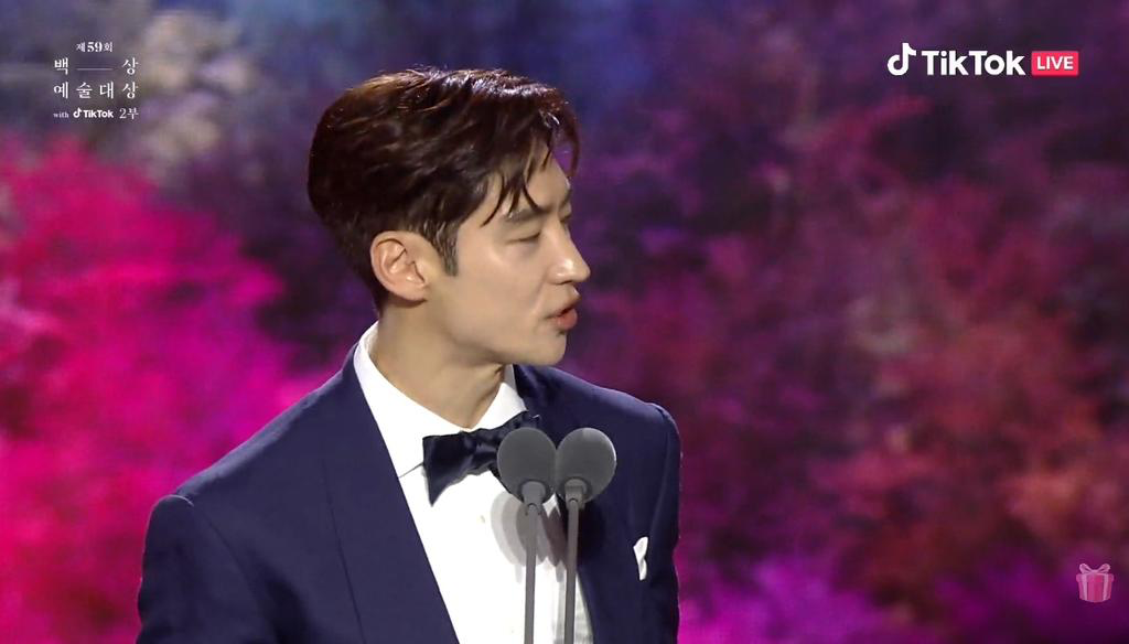 Chỉ chào hỏi ngắn với Suzy trên sân khấu, Lee Je Hoon cũng viral khắp mạng xã hội.