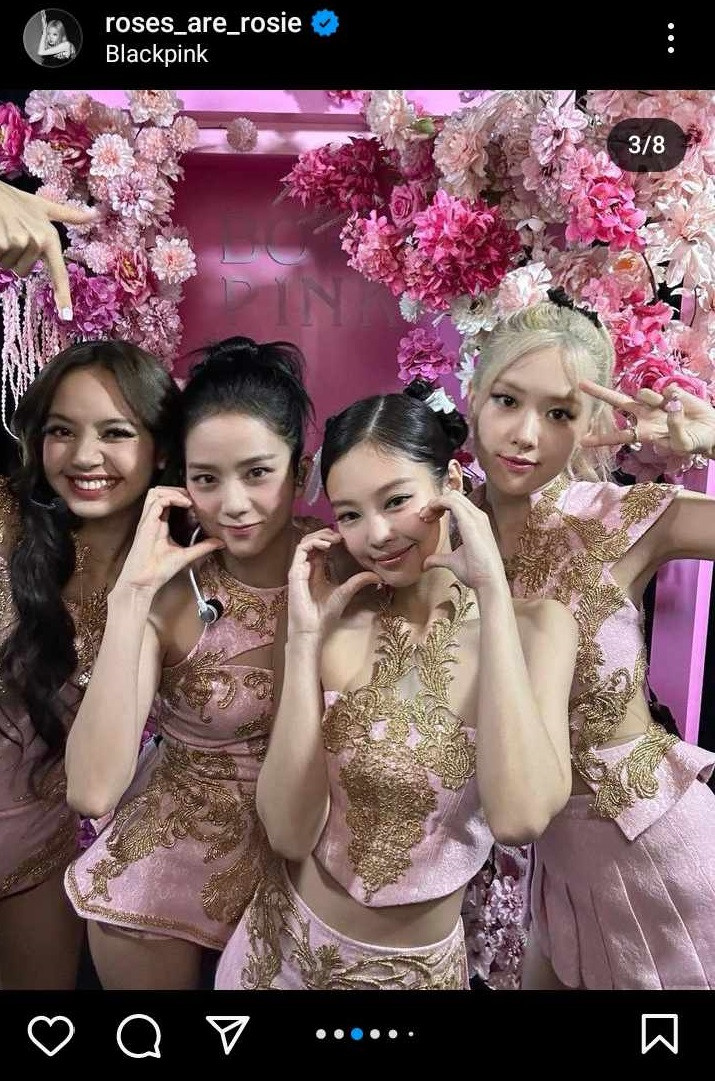 Bài đăng mừng kỷ niệm 7 năm ra mắt của BLACKPINK trên Instagram của Jisoo và Rosé. V-BLINKs cũng náo loạn khi nhìn thấy bức ảnh trên.