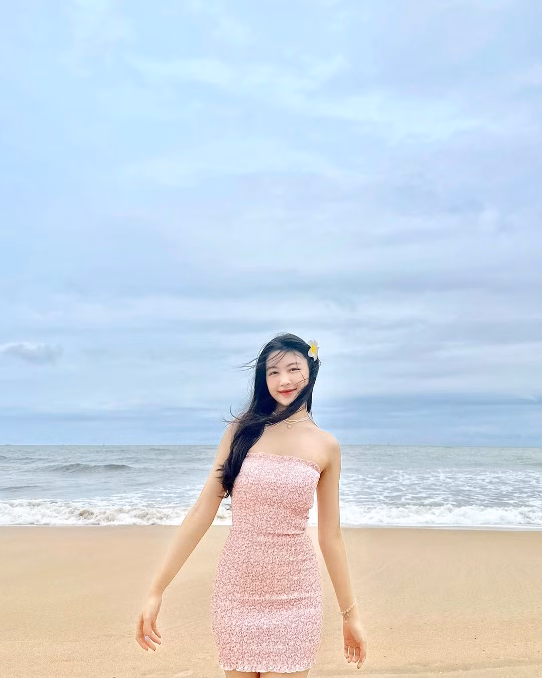 Lọ Lem cũng mê mẩn chiếc kẹp tóc hoa sứ.