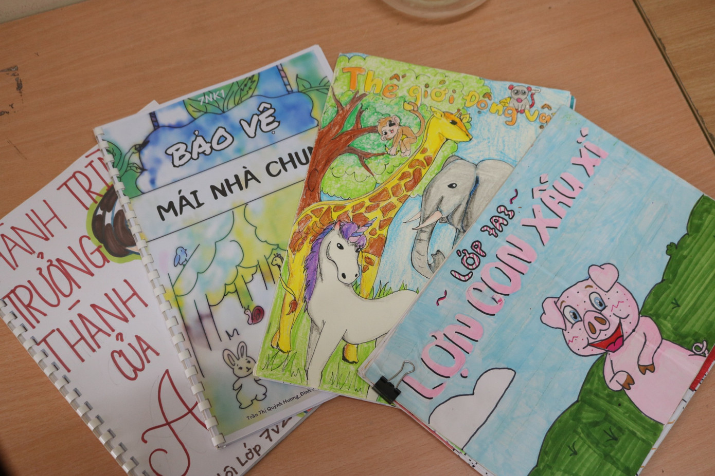 Mọi khâu từ làm nội dung đến thiết kế bìa đều được tween trường THCS Bế Văn Đàn làm thủ công 100% cùng 200% &quot;công lực&quot;.