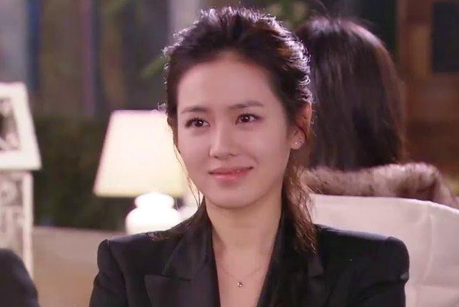 Son Ye Jin từng xuất hiện với vai trò diễn viên khách mời trong bộ phim Khu Vườn Bí Mật do Hyun Bin đóng chính. Tuy nhiên, cả hai không có cảnh quay chung và không chạm mặt trong phim trường.