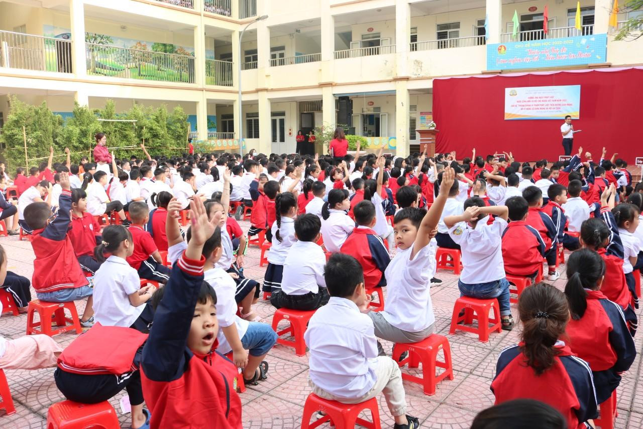 Tween hăng hái giơ tay để rinh quà. Tween hăng hái giơ tay để rinh quà.