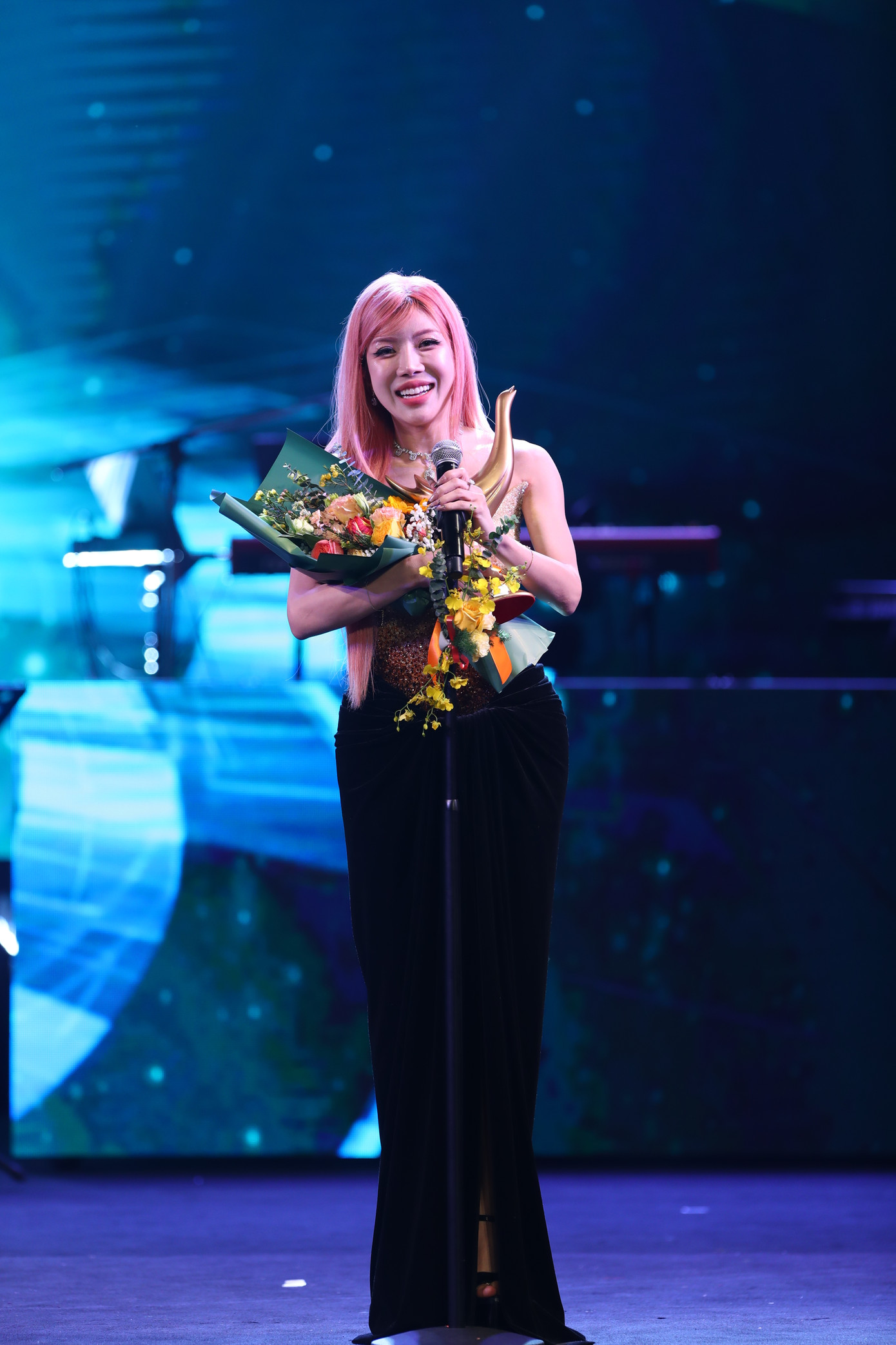 "Chị đẹp" Trang Pháp chiến thắng hạng mục "Nữ Ca Sĩ Của Năm".