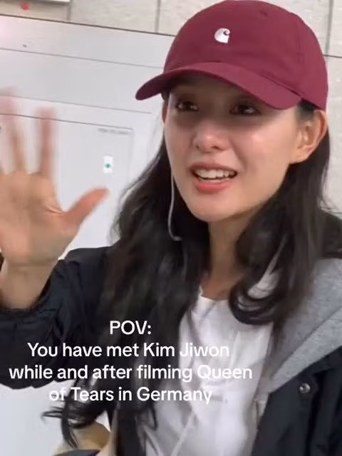 Ngoài ra, fan còn phát hiện Kim Soo Hyun mặc áo khoác và Kim Ji Won đội mũ của Carhartt khi từ Đức trở về.