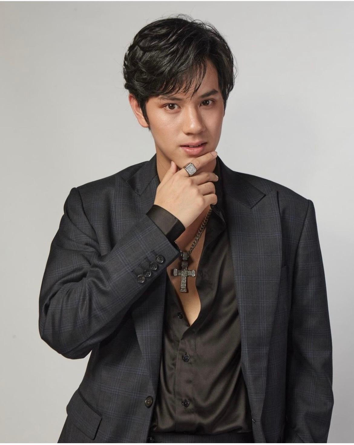 Nanon Korapat là nam diễn viên mới nổi sáng giá của phim ảnh Thái Lan. Nanon Korapat là nam diễn viên mới nổi sáng giá của phim ảnh Thái Lan.