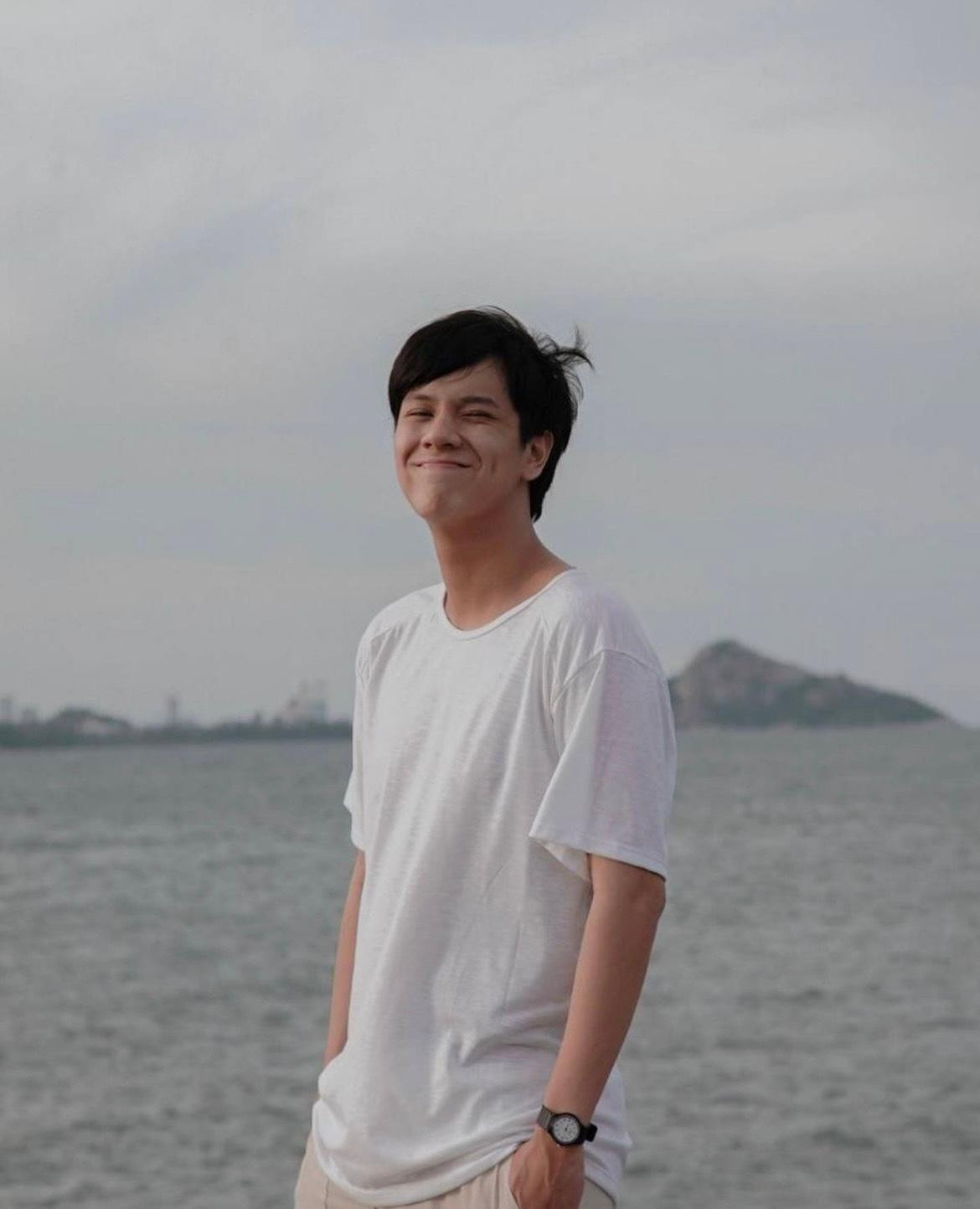 Gương mặt điển trai với nụ cười má lúm tỏa nắng là một điểm cộng giúp Nanon thu hút sự chú ý của khán giả. Gương mặt điển trai với nụ cười má lúm tỏa nắng là một điểm cộng giúp Nanon thu hút sự chú ý của khán giả.