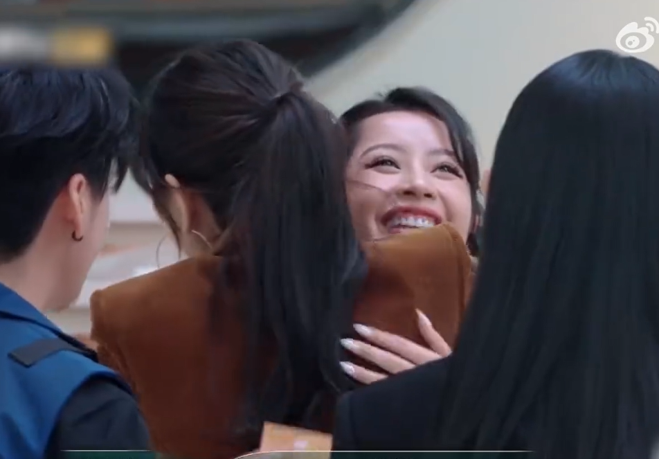 Chi Pu thích thú khi được gặp và ôm thần tượng của mình. Chi Pu thích thú khi được gặp và ôm thần tượng của mình.