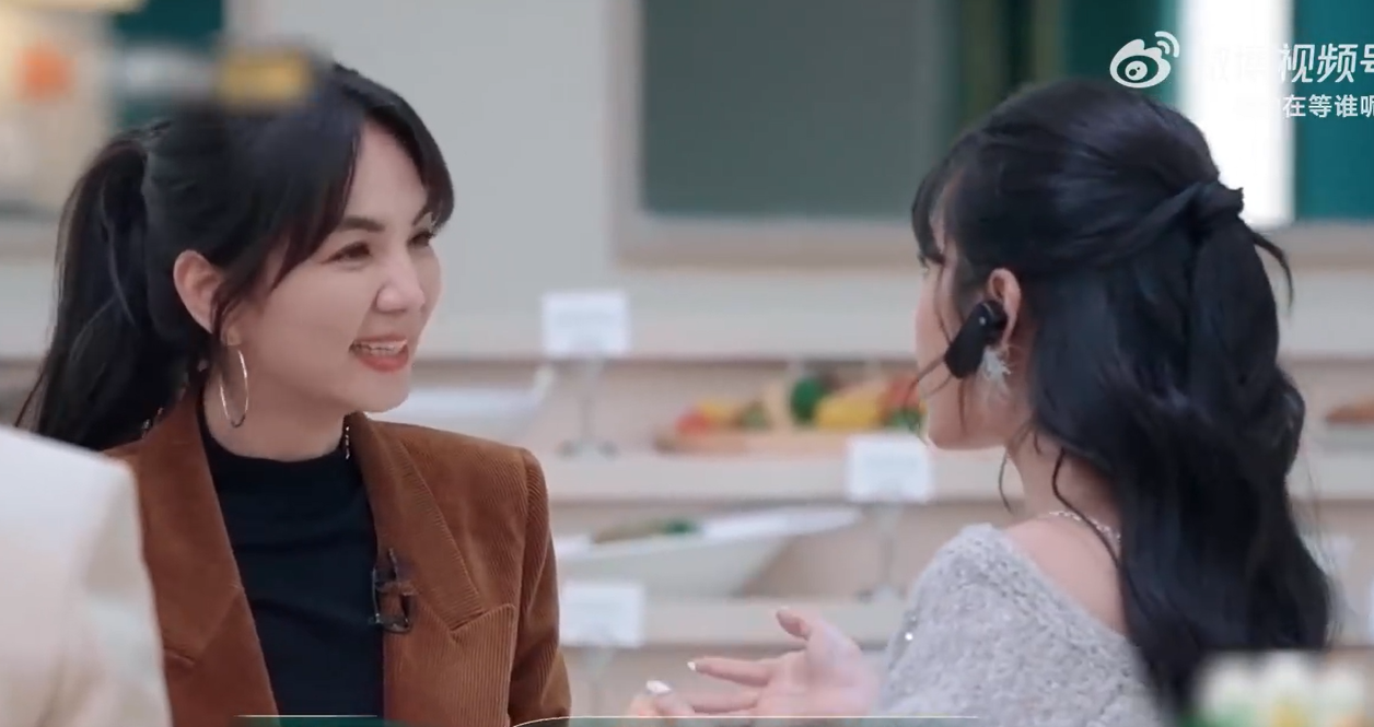 Ella đã giới thiệu: "Chi Pu rất nổi tiếng đó, ở Việt Nam cứ 10 người thì cũng tầm 8 - 9 người thích cô ấy rồi". Ella đã giới thiệu: "Chi Pu rất nổi tiếng đó, ở Việt Nam cứ 10 người thì cũng tầm 8 - 9 người thích cô ấy rồi".