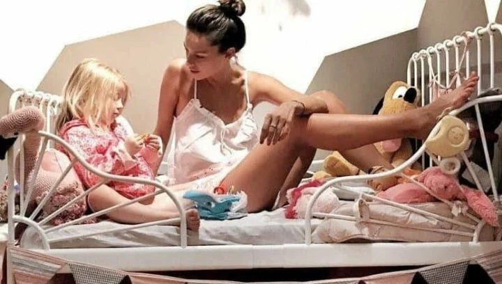 Hình ảnh được cho là Katy đang chơi đùa cùng con gái.