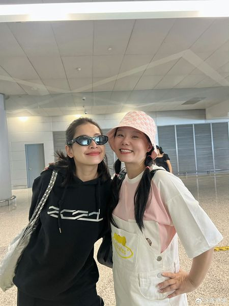 Chi Pu cũng gặp lại Cung Lâm Na ở sân bay. Như vậy, đội Rosemary (Đạp Gió 2023) sẽ tái ngộ tại Hương Vị Trung Hoa.