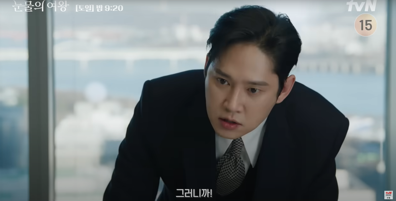 Yoon Eun Sung trông rất phẫn nộ như biết rằng anh ta sắp bị phía Baek Hyun Woo giáng một cú đau vào tham vọng của mình.