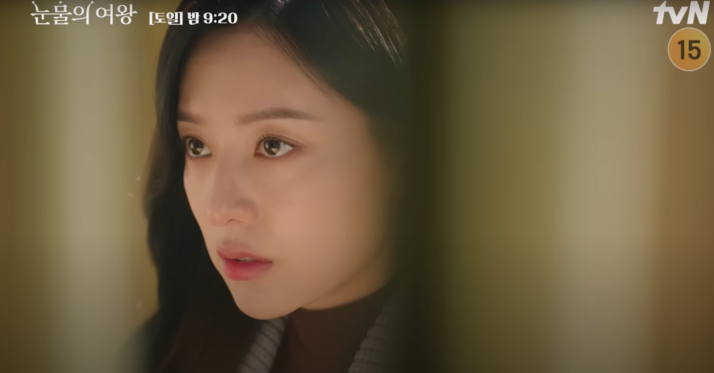 Ngoài ra, đoạn nhá hàng cũng hé lộ phân cảnh như Hong Hae In sẽ tới thăm Baek Hyun Woo đang bị bắt giam.