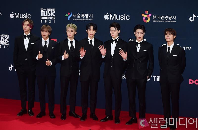 ...và NCT 127 lịch lãm trong vest đen tại thảm đỏ. Tuy nhiên, Taeyong và Jungwoo vắng mặt không có lý do báo trước khiến fan lo lắng. ...và NCT 127 lịch lãm trong vest đen tại thảm đỏ. Tuy nhiên, Taeyong và Jungwoo vắng mặt không có lý do báo trước khiến fan lo lắng.