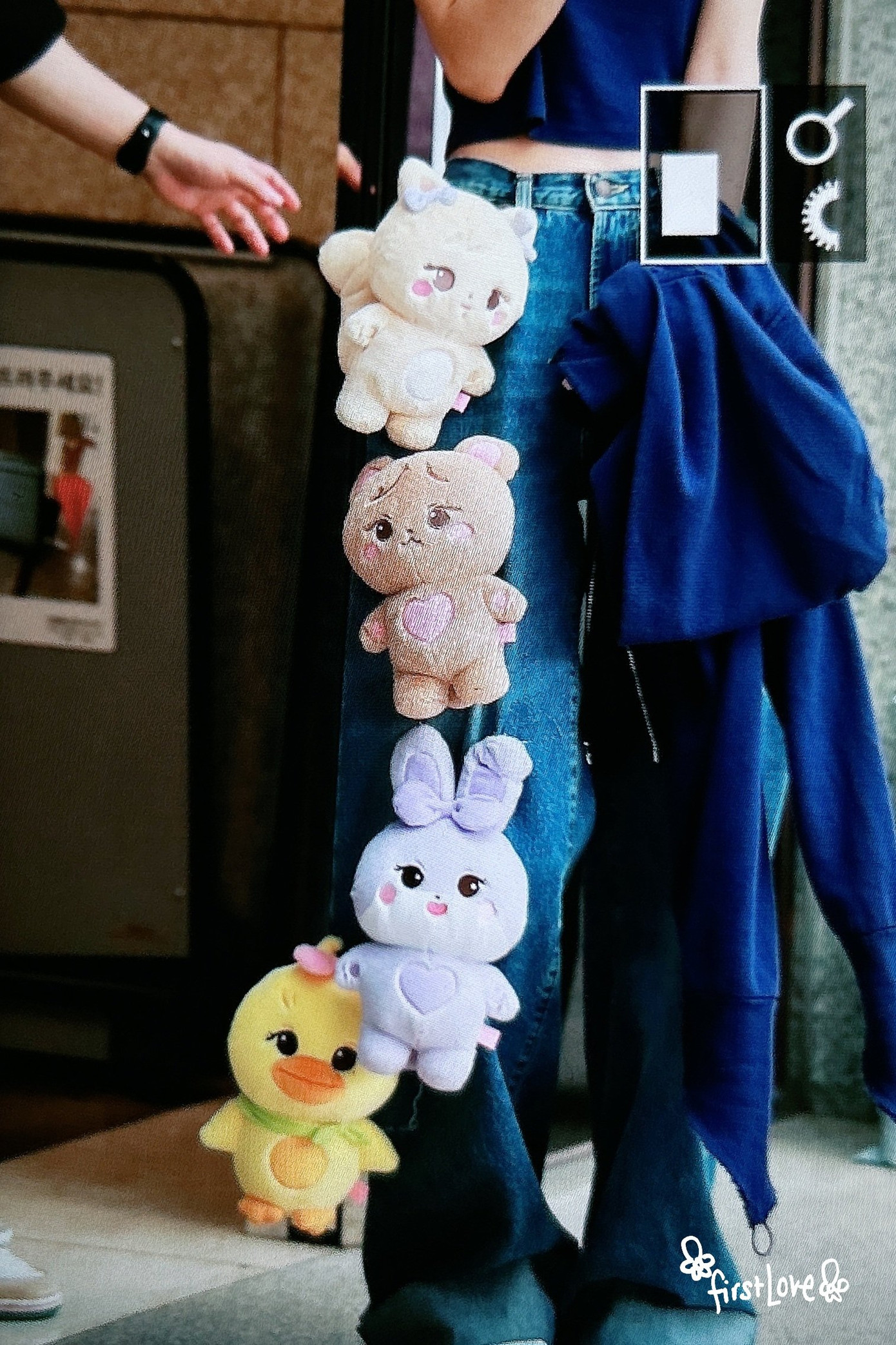 Cận cảnh bé thú bông đại diện cho từng thành viên BLACKPINK được trao một hàng bên quần của Rosé. - Ảnh: firstlove Cận cảnh bé thú bông đại diện cho từng thành viên BLACKPINK được trao một hàng bên quần của Rosé. - Ảnh: firstlove